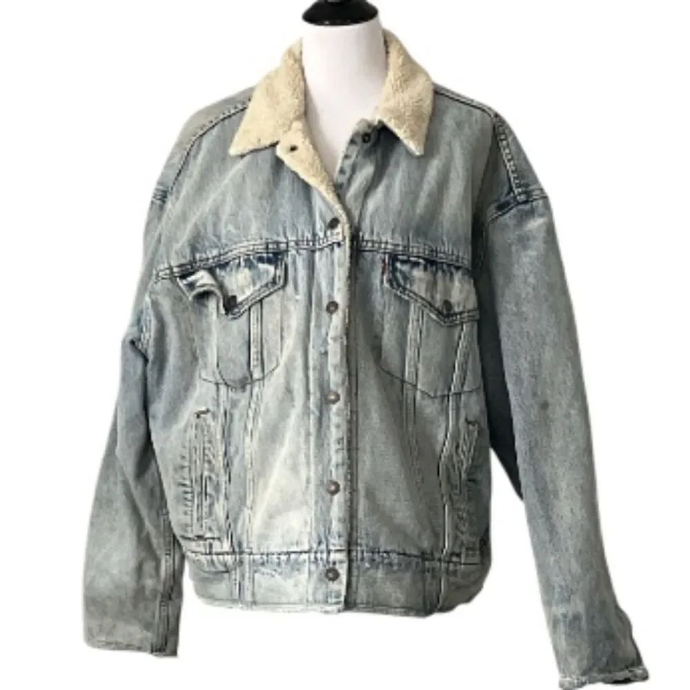 Levi’s Women’s Vintage Premium Sherpa Trucker Jacket - Washed Denim size XL